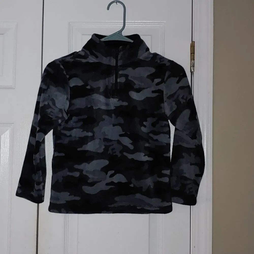 The Childrens Place gray camo camflage  fleece jacket  Sz S 5/6